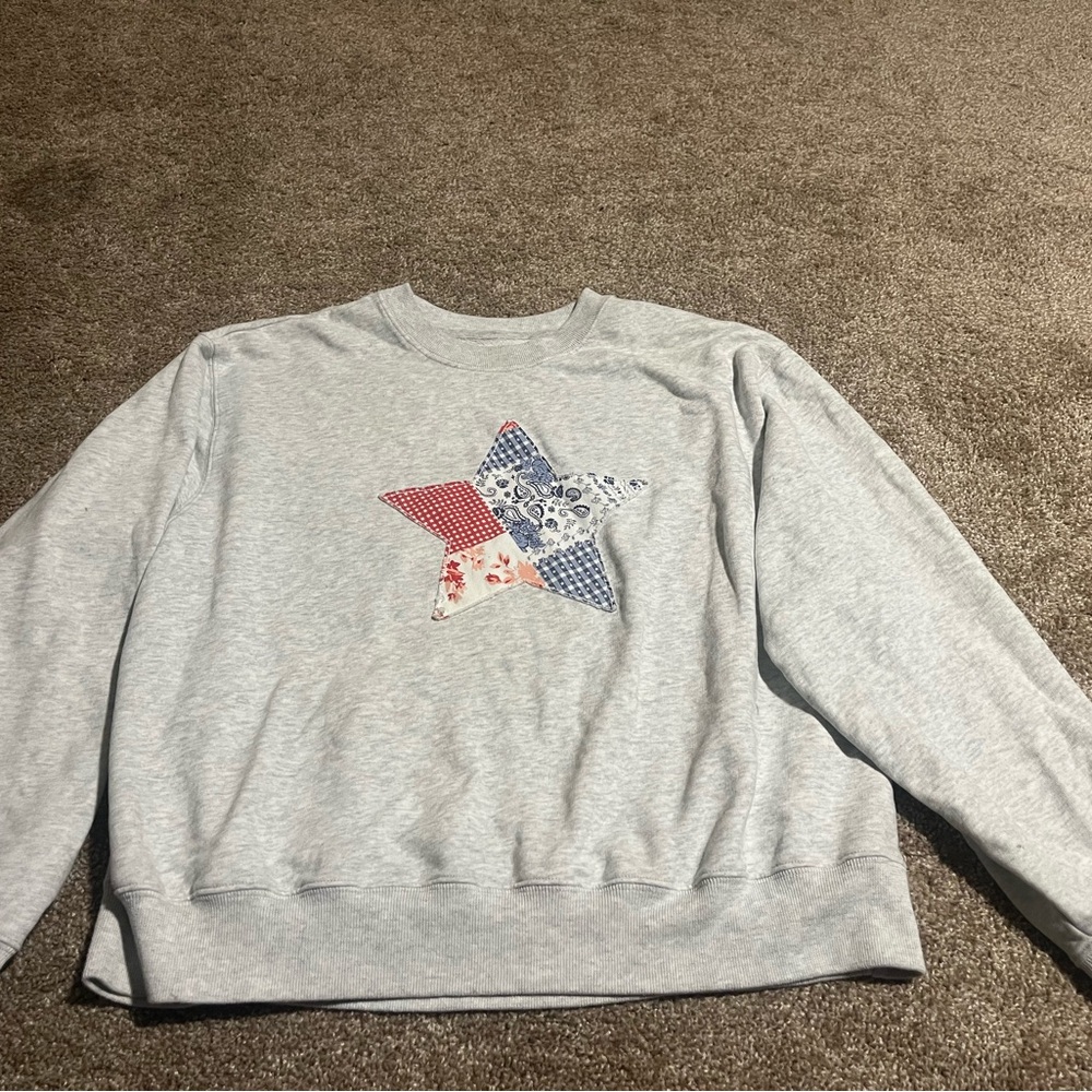 Hollister Quilted Easy Star Graphic Crew light grey sweatshirt Medium
